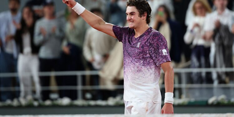 João Fonseca comemorando em Roland Garros