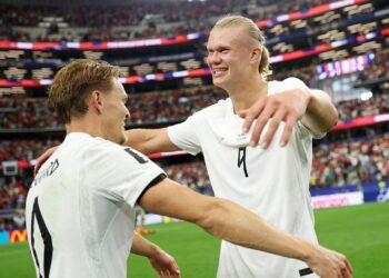Haaland e Odegaard se abraçando após jogo da Noruega