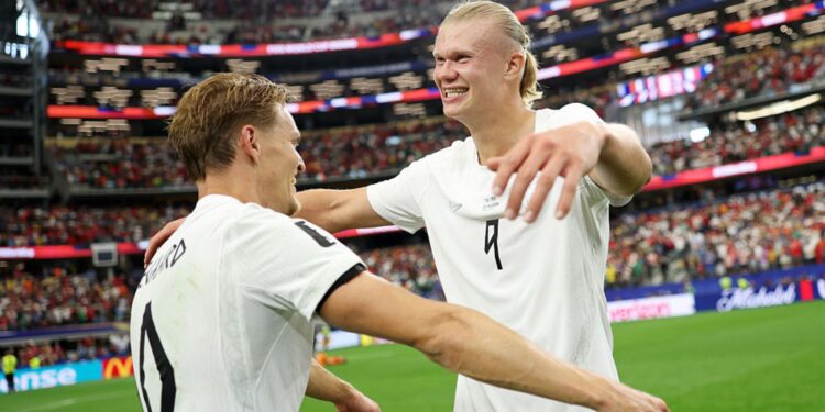Haaland e Odegaard se abraçando após jogo da Noruega