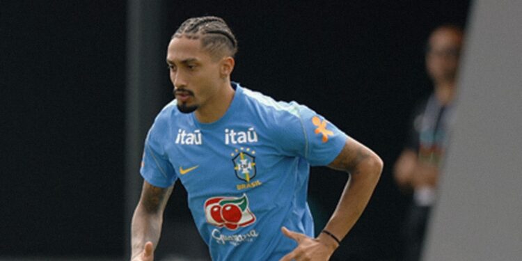 Raphinha durante treino da Seleção Brasileira