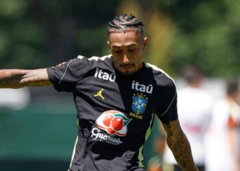 Raphinha em treino da Sele&ccedil;&atilde;o Brasileira