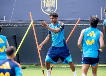 Lamine Yamal em treino da Espanha