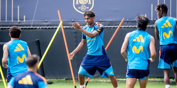 Lamine Yamal em treino da Espanha