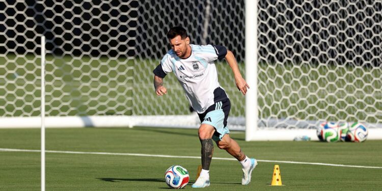 Messi durante treino da seleção argentina