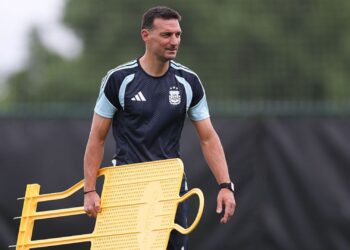 Lionel Scaloni em treino da Argentina
