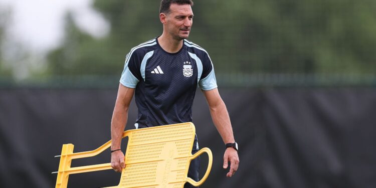 Lionel Scaloni em treino da Argentina