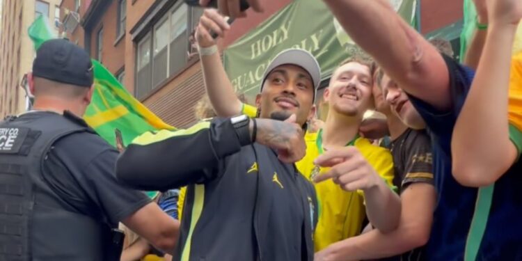 Raphinha em chegada da Seleção Brasileira