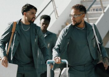 Neymar e Paquetá em chegada da Seleção Brasileira aos EUA no começo do mês