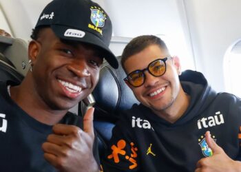 Vini Jr e Bruno Guimar&atilde;es em voo da Sele&ccedil;&atilde;o Brasileira
