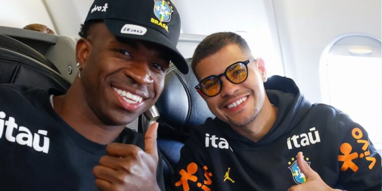 Vini Jr e Bruno Guimarães em voo da Seleção Brasileira