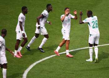Jogadores de Senegal comemorando gol