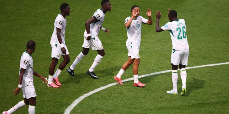 Jogadores de Senegal comemorando gol
