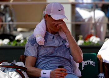 Sinner passando mal em Roland Garros