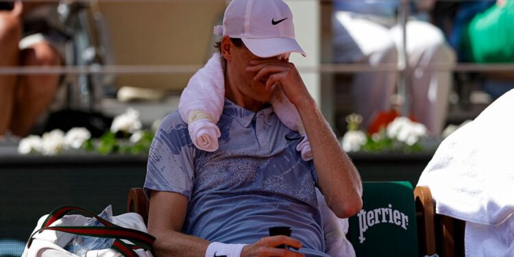 Sinner passando mal em Roland Garros