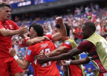 Jogadores da Suiça comemorando gol