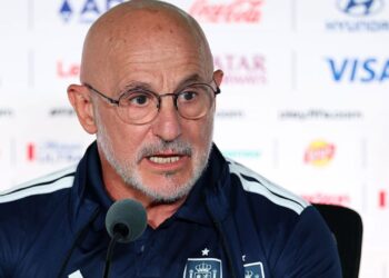 Luis de la Fuente em coletiva na véspera de Espanha x Uruguai