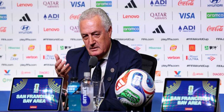Técnico do Paraguai durante entrevista coletiva