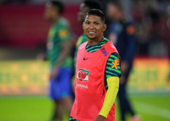 Rony em aquecimento de Marrocos x Brasil