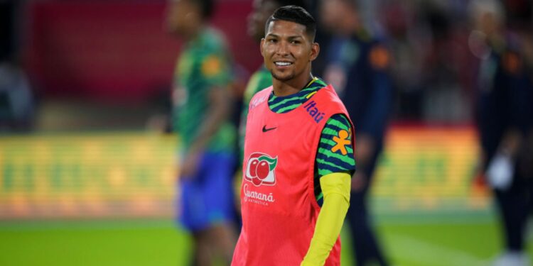 Rony em aquecimento de Marrocos x Brasil