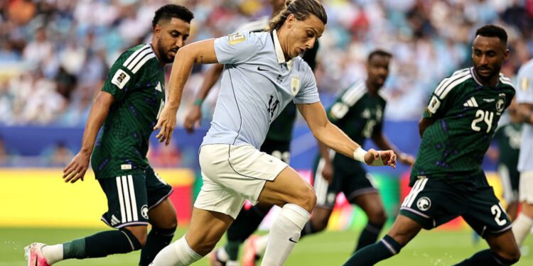 Lance do jogo entre Arábia Saudita e Uruguai
