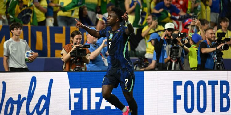 Vini Jr comemorando gol