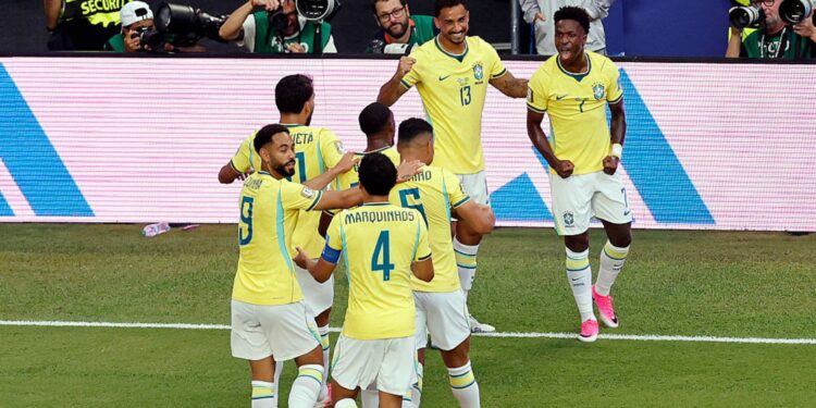Jogadores do Brasil comemorando gol de Vini Jr