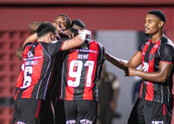 Vit&oacute;ria comemorando gol no Barrad&atilde;o