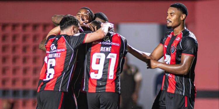 Vitória comemorando gol no Barradão