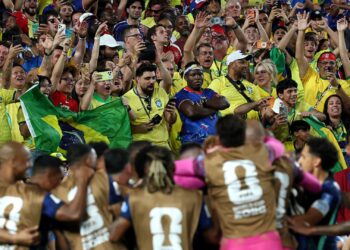 Torcedores em Brasil x Haiti