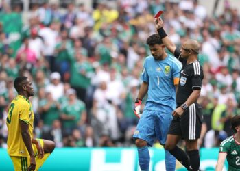 Wilton Pereira Sampaio aplicando cartão vermelho