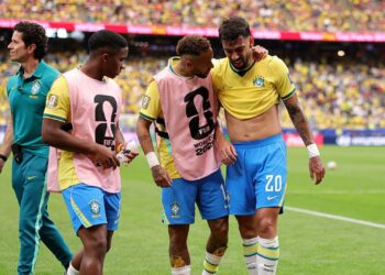 Paquetá sendo consolado por Neymar e Endrick