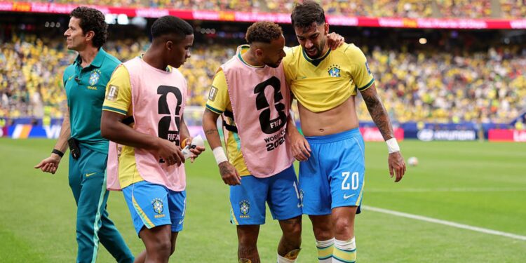 Paquetá sendo consolado por Neymar e Endrick