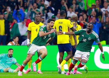 Jogadores do México comemorando gol sobre o Equador
