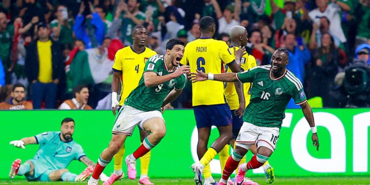 Jogadores do México comemorando gol sobre o Equador