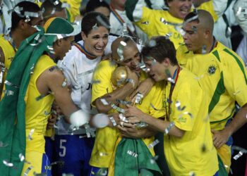 Jogadores do Brasil comemorando Copa do Mundo de 2002 sobre a Alemanha