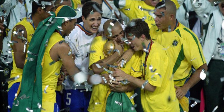 Jogadores do Brasil comemorando Copa do Mundo de 2002 sobre a Alemanha