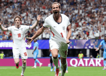 Harry Kane marcou duas vezes no segundo tempo e comandou a reação inglesa após susto no início da partida.