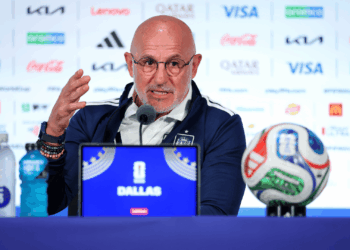 O técnico Luis de la Fuente, da Espanha quer que seus jogadores mantenham o foco apenas no futebol.