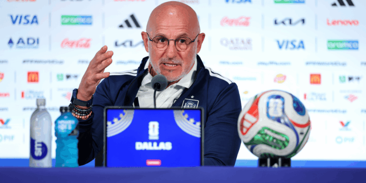 O técnico Luis de la Fuente, da Espanha quer que seus jogadores mantenham o foco apenas no futebol.