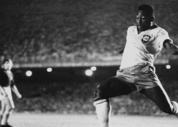 Pelé ganha homenagem com IA em projeto do Google