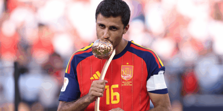 Veja como fica a disputa da Bola de Ouro após a Copa do Mundo. Rodri ganha força após ser eleito o melhor jogador do Mundial.