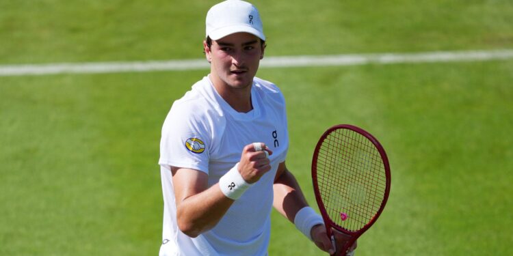 João Fonseca comemora a vaga na terceira rodada de Wimbledon