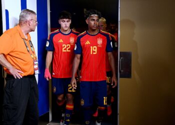 Pau Cubarsí e Lamine Yamal voltando para o segundo tempo da final da Copa do Mundo