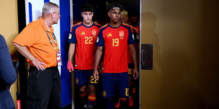 Pau Cubarsí e Lamine Yamal voltando para o segundo tempo da final da Copa do Mundo