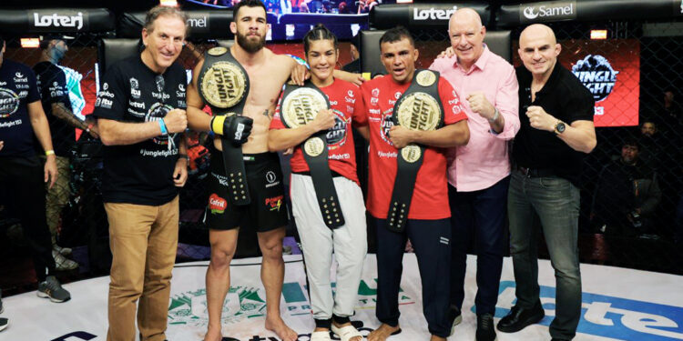Trio campeão levantou o ginásio em Itu - Foto: Rei Fight