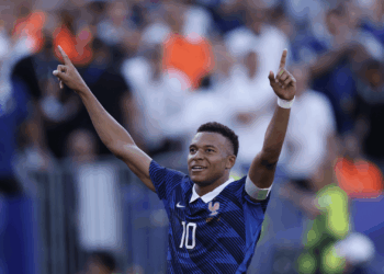 A Fran&ccedil;a venceu por 1 a 0 neste s&aacute;bado, 4, com gol de p&ecirc;nalti de Kylian Mbapp&eacute;, e agora ter&atilde;o pela frente o Marrocos na pr&oacute;xima fase do Mundial.