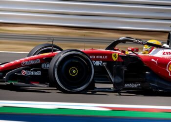 Hamilton comemora a pole da sprint em Silverstone