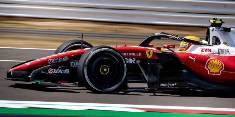 Hamilton comemora a pole da sprint em Silverstone