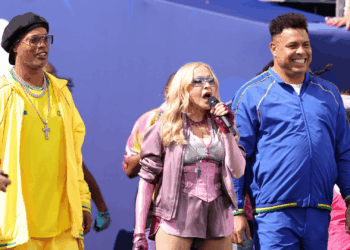 Ronaldo Fenômeno e Ronaldinho Gaúcho surpreenderam a web ao aparecerem ao lado de Madonna durante o show da final da Copa do Mundo.