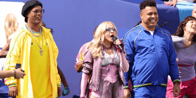 Ronaldo Fenômeno e Ronaldinho Gaúcho surpreenderam a web ao aparecerem ao lado de Madonna durante o show da final da Copa do Mundo.